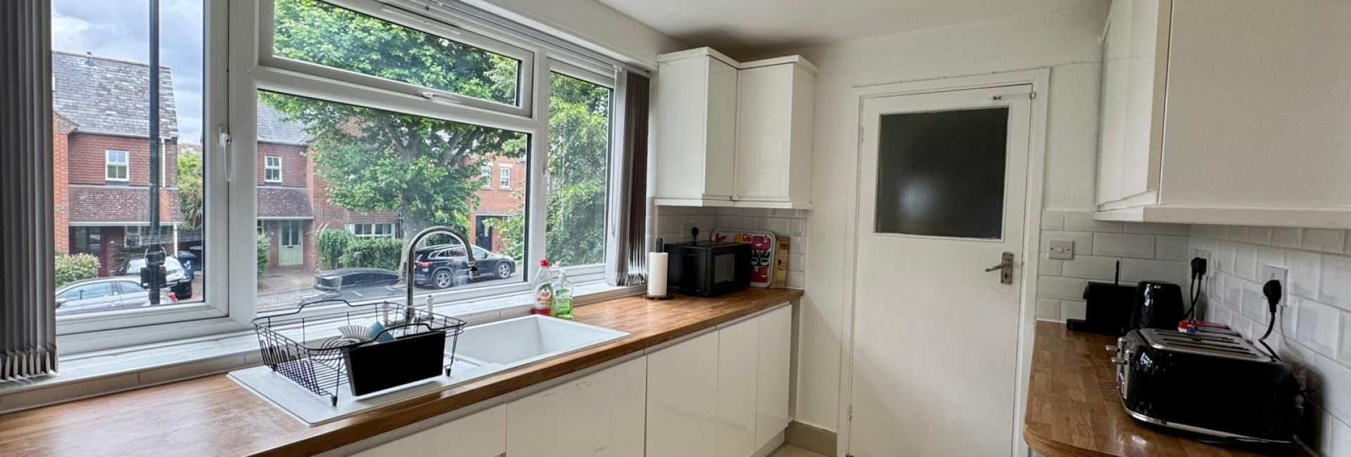 Family-friendly Ealing stay: parking, fast WiFi, pets welcome