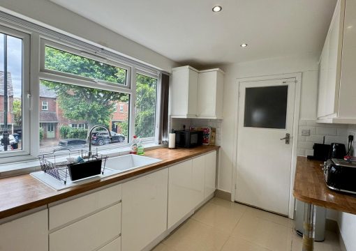 Family-friendly Ealing stay: parking, fast WiFi, pets welcome