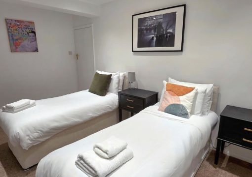 Family-friendly Ealing stay: parking, fast WiFi, pets welcome