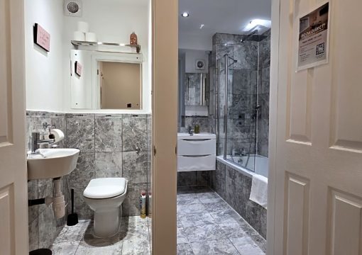 Family-friendly Ealing stay: parking, fast WiFi, pets welcome