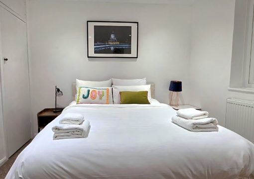 Family-friendly Ealing stay: parking, fast WiFi, pets welcome