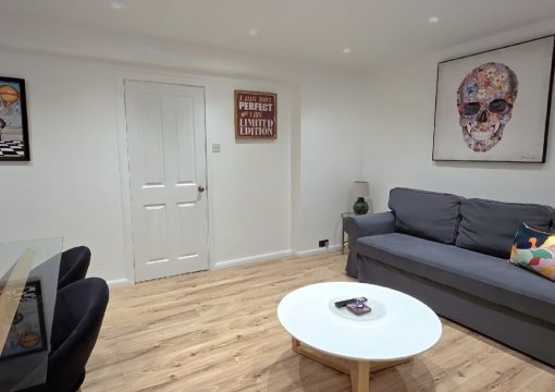 Family-friendly Ealing stay: parking, fast WiFi, pets welcome