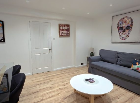 Family-friendly Ealing stay: parking, fast WiFi, pets welcome